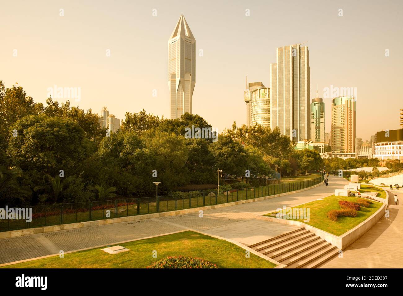 Skyline von Bürogebäude aus Renmin Park (Platz des Volkes), Huangpu District, Shanghai, China, Asien Stockfoto