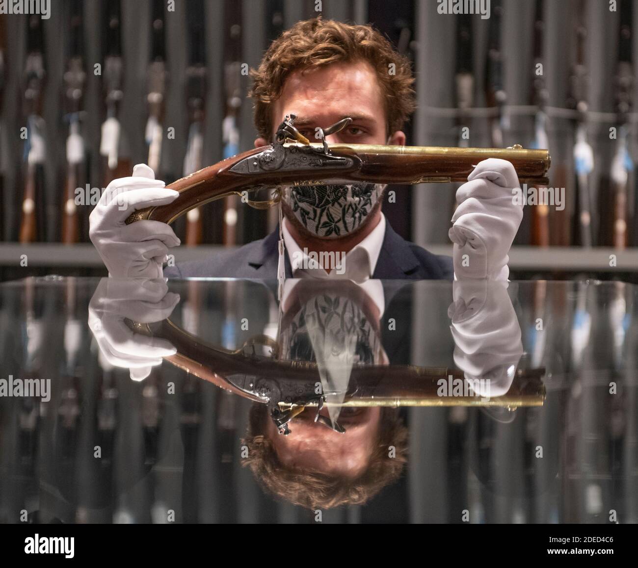 Knightsbridge, London, Großbritannien. November 2020. Vorschau von Bonhams' Antique Arms, Modern Sporting Guns & Exceptional Firearms Verkauf in London. Der Verkauf findet am 3. Dezember statt. Bild: Bonhams Mitarbeiter mit einem außergewöhnlichen Paar 'Flintlock' Repeating Air Pistols aus Blair Castle, Schottland von Edward Bate, London, um 1770, Schätzung £20,000-30,000. Quelle: Malcolm Park/Alamy Live News Stockfoto