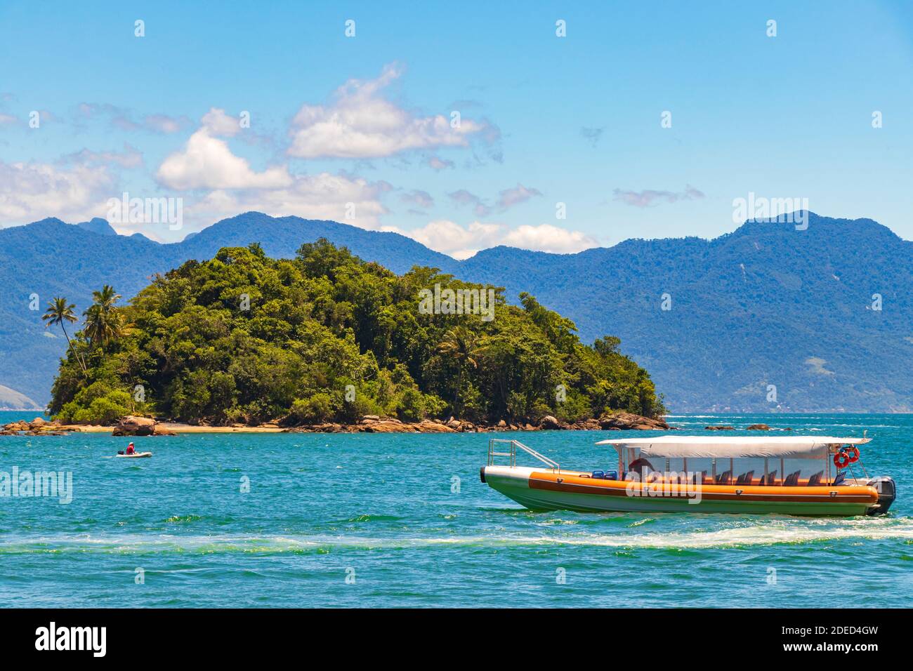 Bootsfahrt am Strand von Abraão und Ilhas do Macedo. Ilha Grande, Angra dos Reis, Rio de Janeiro, Brasilien. Stockfoto