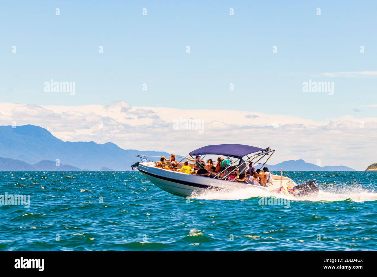 Bootsfahrt mit dem Schnellboot von Abraão Beach, Ilha Grande nach Angra dos Reis, Rio de Janeiro, Brasilien. Stockfoto