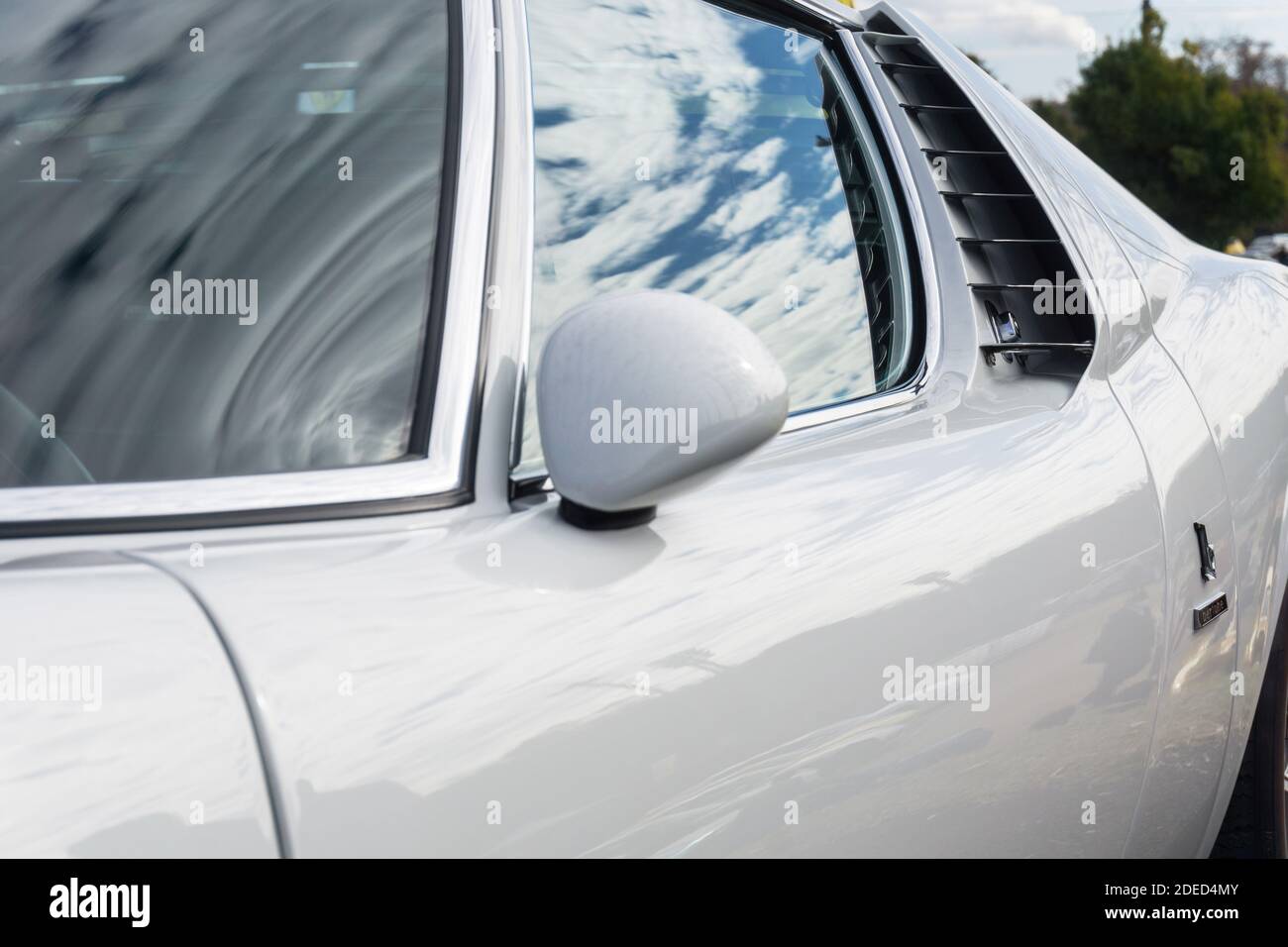 Nahaufnahme der linken Tür und der Seite eines weißen Lamborghini Miura P400 S mit Karosserieverkleidungen, Spiegel, Fenster und Seitenschlitzen Stockfoto