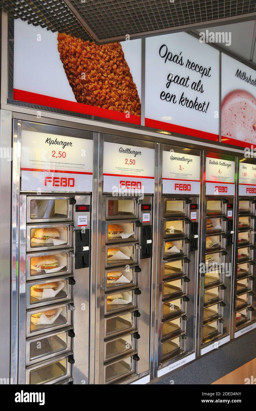 AMSTERDAM, NIEDERLANDE - 10 JULI 2017: Fast food Wahl in Febo in Amsterdam. Febo ist ein beliebter self service Niederländischen fast food Kette spezialisiert auf Cr Stockfoto