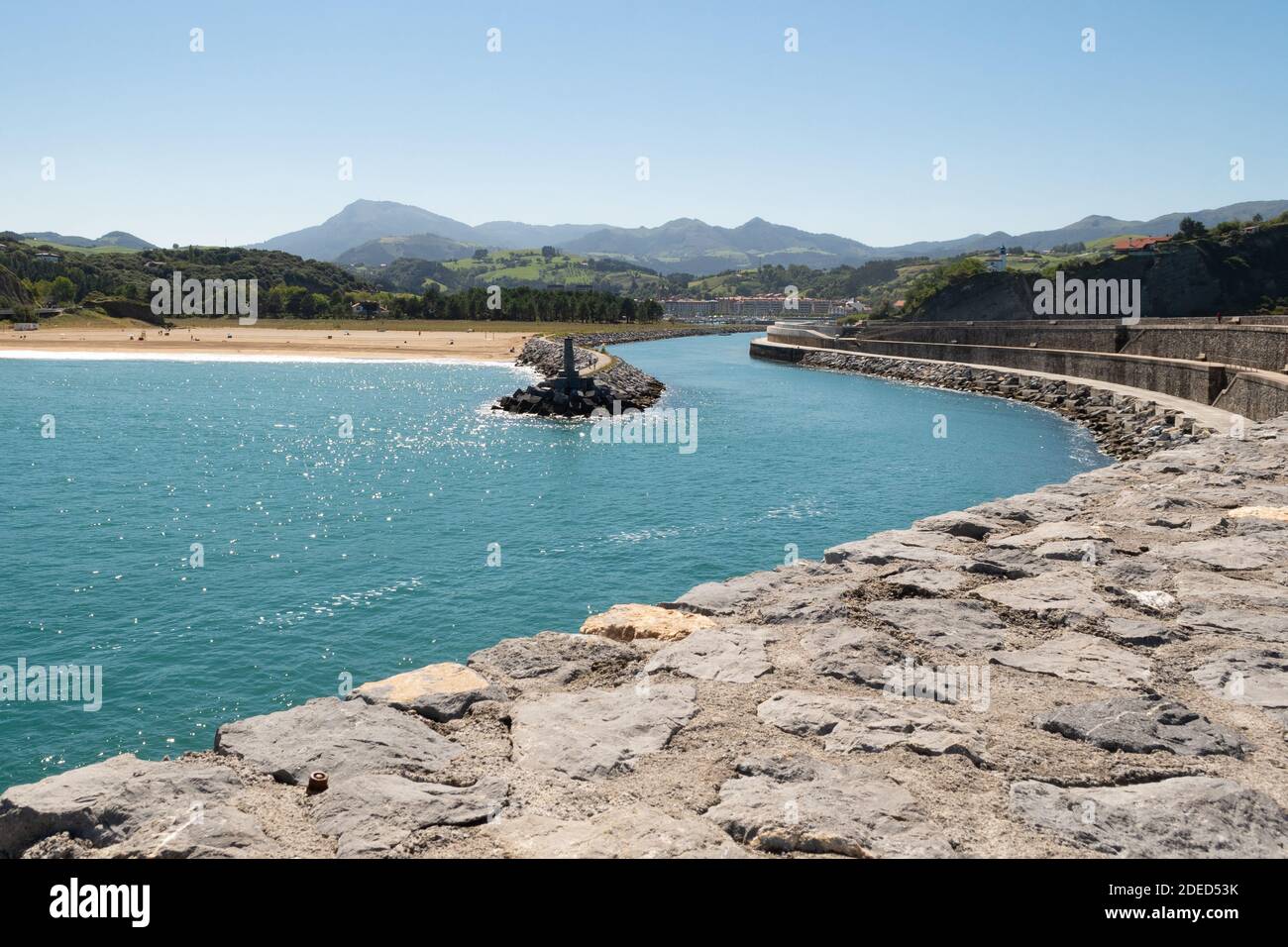 Mündung des Urola-Flusses, Zumaia - Playa de Santiago und Küstenschutzmauer, Baskenland, Spanien Stockfoto