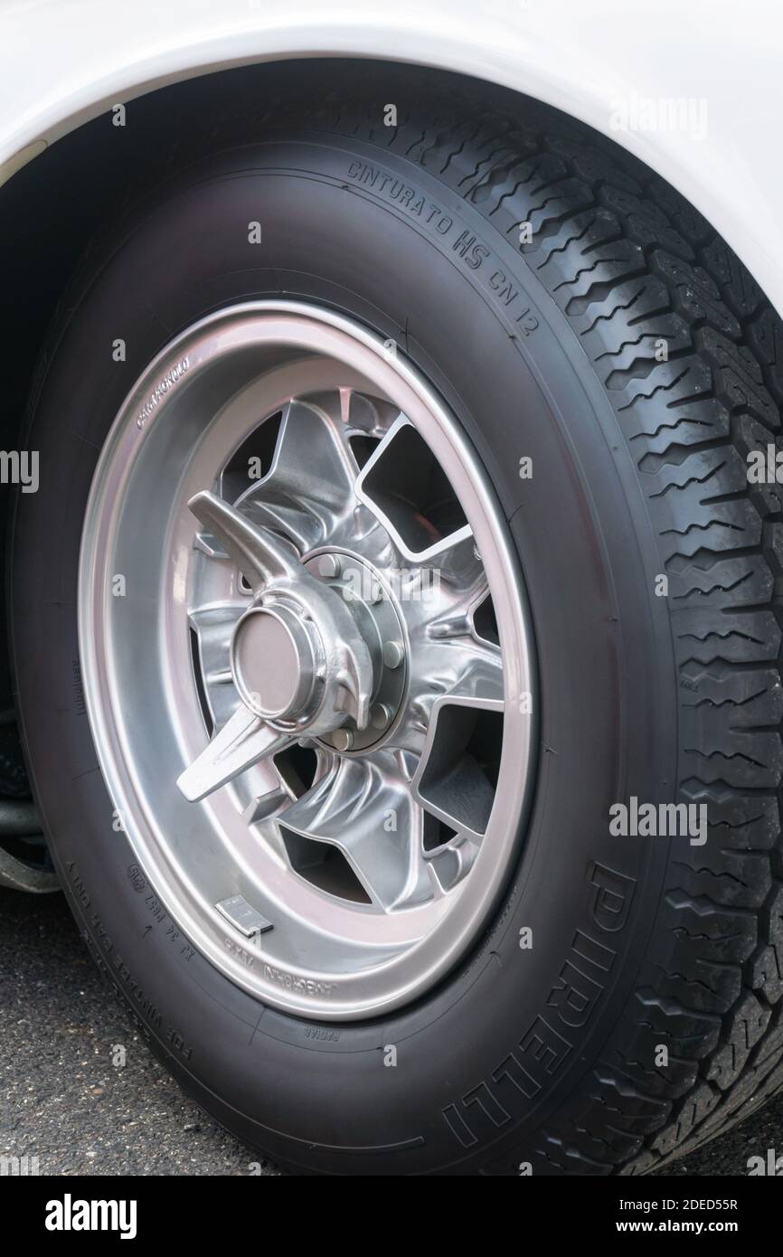 Nahaufnahme des vorderen rechten Rades eines weißen Lamborghini Miura P400  S von vorne betrachtet, mit Radlauf, Rad und Reifen Stockfotografie - Alamy
