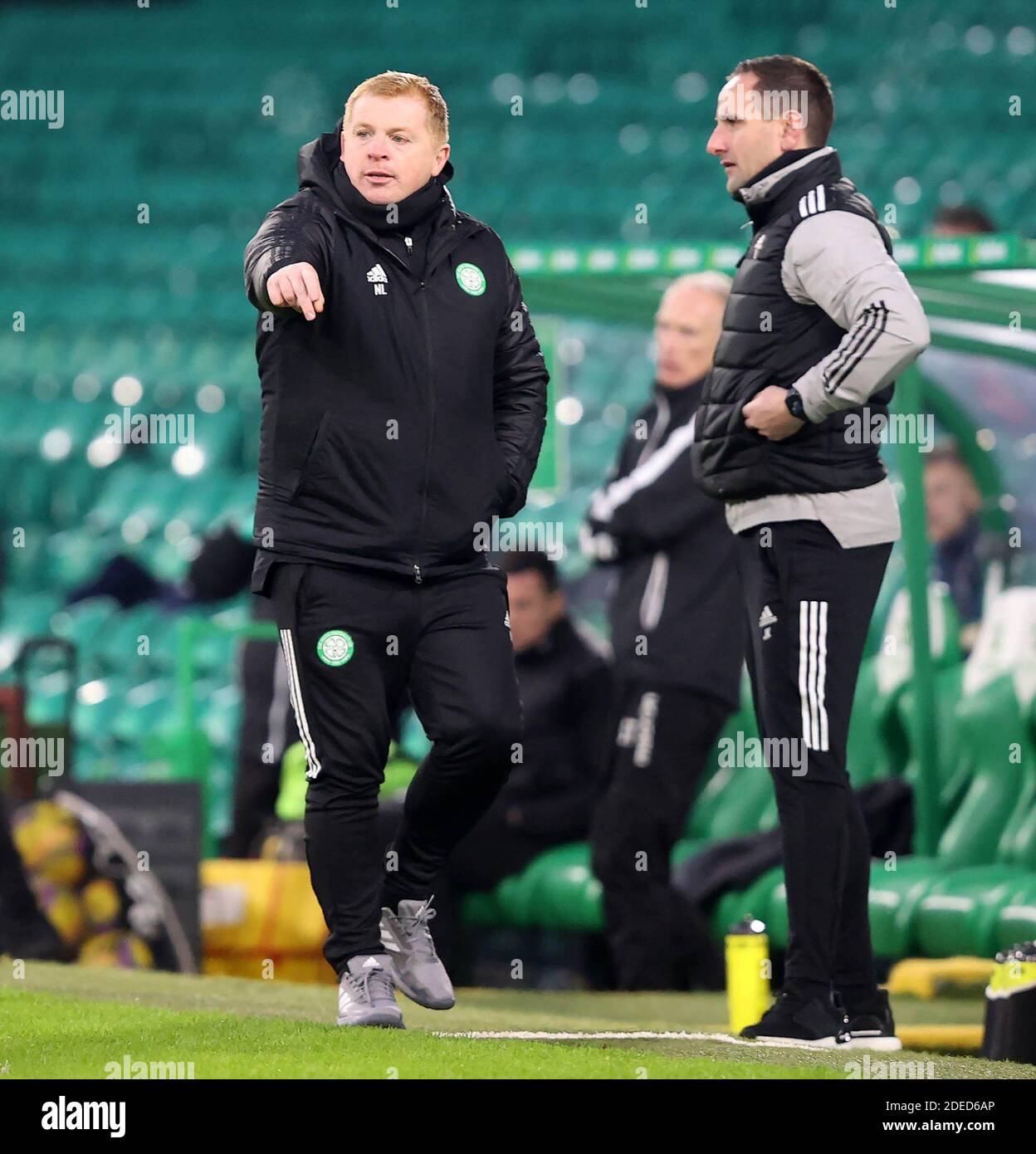 Celtic-Manager Neil Lennon (links) und Assistant-Manager John Kennedy (rechts) während des Spiels der Scottish Premier League im Celtic Park, Glasgow. Stockfoto