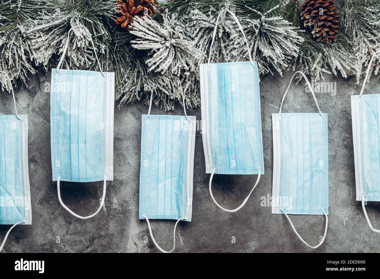 Neue Realität, Weihnachtsbaum mit Gesichtsmasken geschmückt Stockfoto