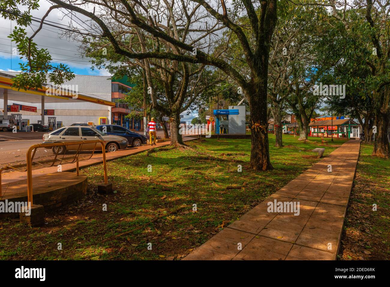 Blick auf die Straße im Zentrum der kleinen Stadt, Gemeinde Eldorado, Provincia Misiones, Argentinien, Lateinamerika Stockfoto