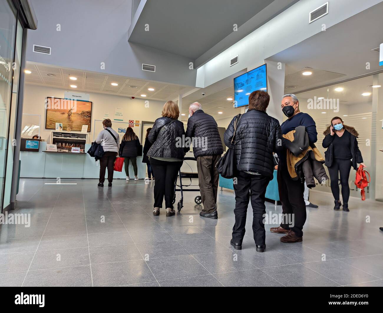 Huelva, Spanien - 30. November 2020: Empfang und Information im Krankenhaus Costa de la Luz in Huelva Stockfoto