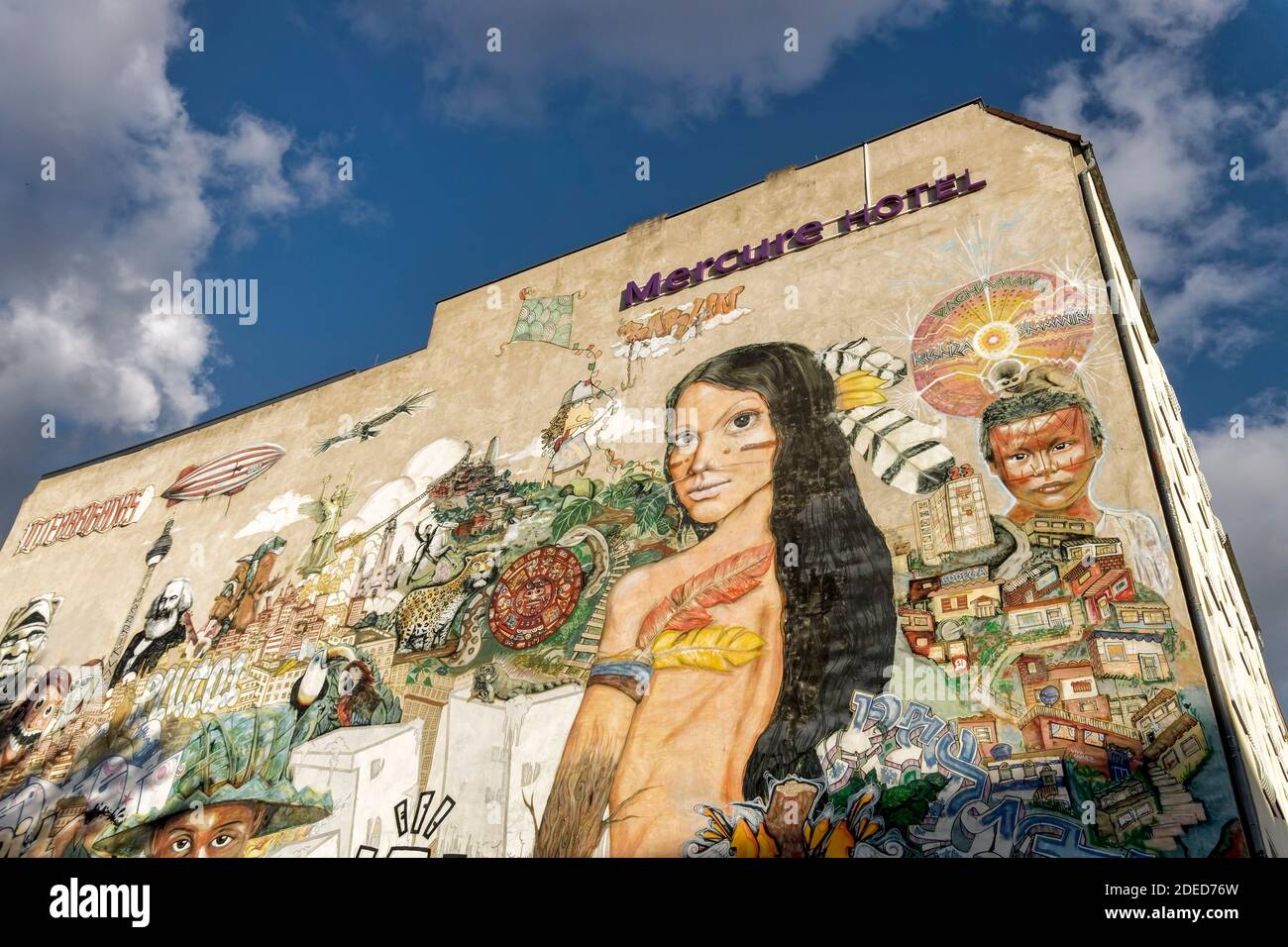 Graffiti von Streetart Projekt Interbrigadas an der Rückwand des Hotels Mercure in berlin Stockfoto