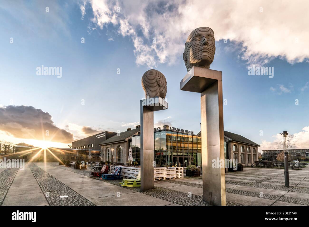 Installation Kopfbewegung im Forum Adlershof, Projekt der Künstlerinnen Josefine Günschel und Margund Smolka auf dem Campus der Humboldt-Universität, Stockfoto