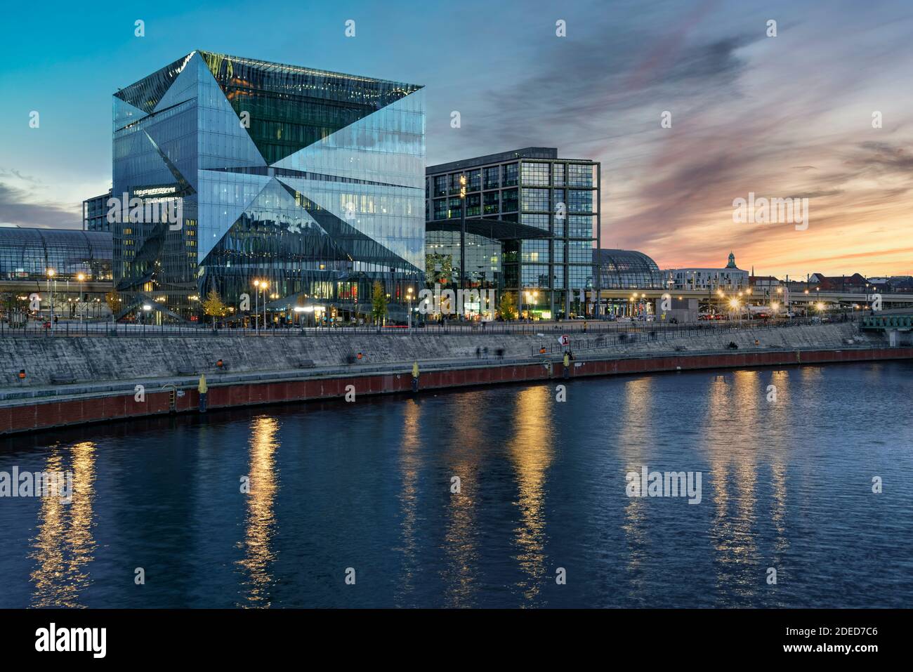 Cube Berlin, modernes Buerogebaeude am Washingtonplatz, Hauptbahnhof. Glasfassade, Spiegelung, Architekturbüro 3XN . Stockfoto