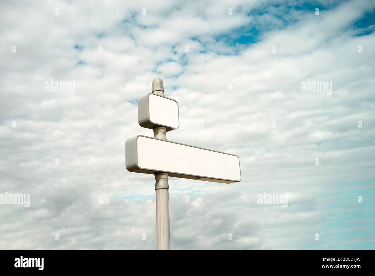Schild weiß am Himmel mit Wolken Stockfoto