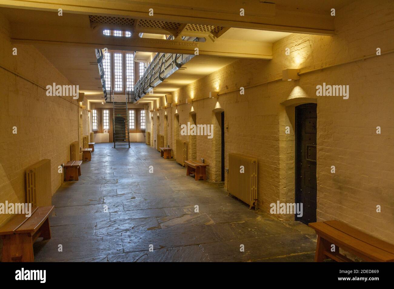 Ansicht von Zelllandungen und Zellen im männlichen Teil des viktorianischen Gefängnisses, Lincoln Castle, Lincs., UK. Stockfoto