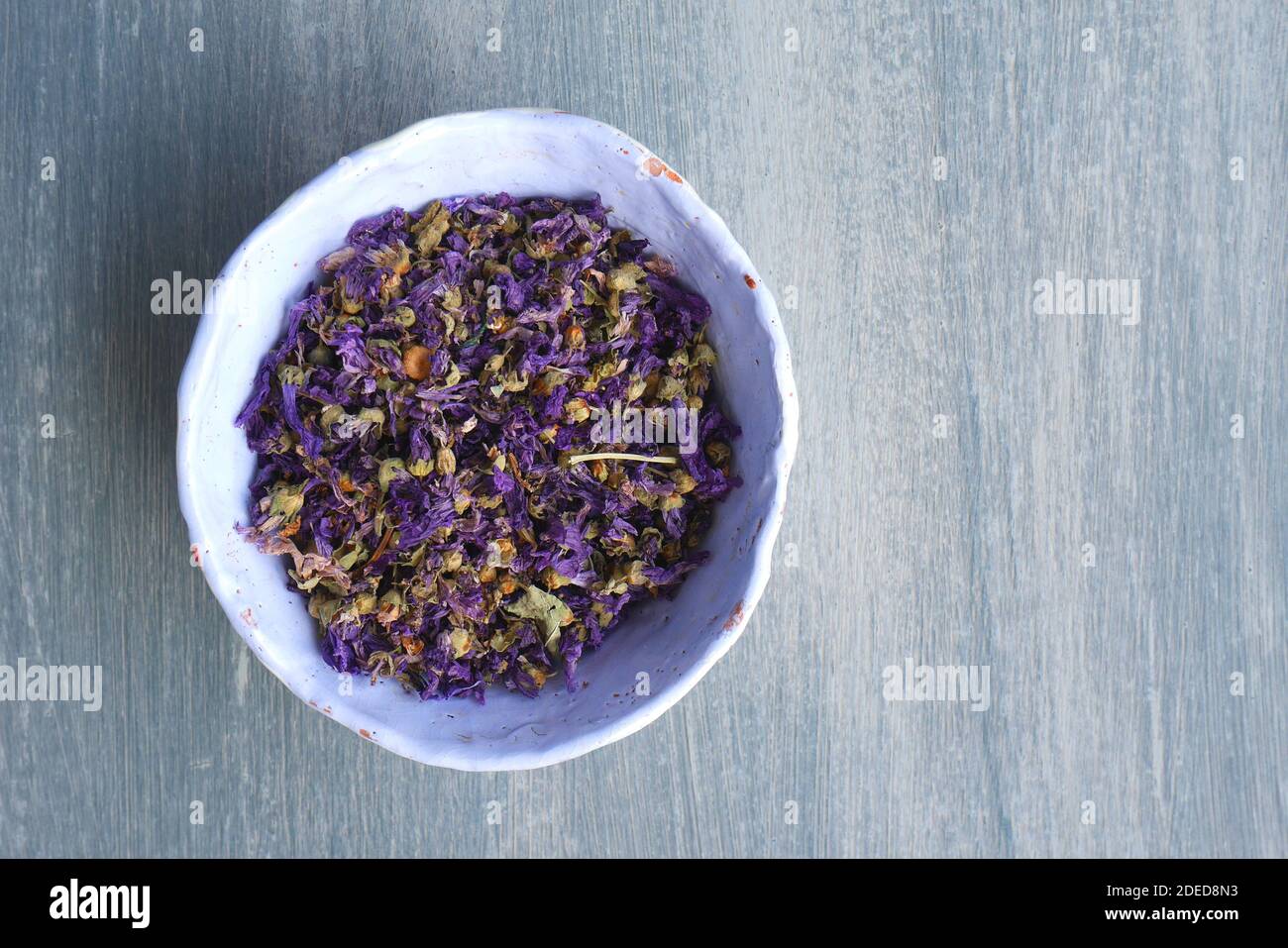 Getrocknetes Süßviolett, Banafsha, medizinisch und zum Kochen und Zubereiten von Tee verwendet Stockfoto