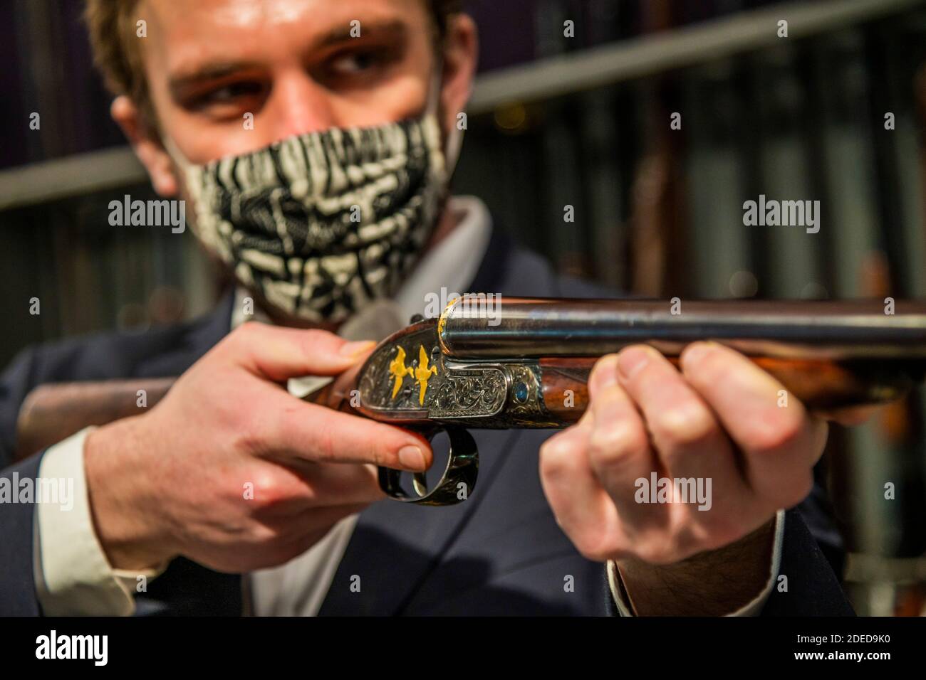 London, Großbritannien. November 2020. Eine von einem sehr feinen Paar von Ken Hunt dekoriert 12-Bohrung selbstöffnende Seitenschieberpistolen von J. Purdey & Sons, no. 27397/8. est £35,000 - 55,000 - Preview of Bonhams’ Antique Arms, Modern Sporting Guns & Exceptional Firearms. Der Verkauf findet am 3. Dezember in Knightsbridge statt. Kredit: Guy Bell/Alamy Live Nachrichten Stockfoto