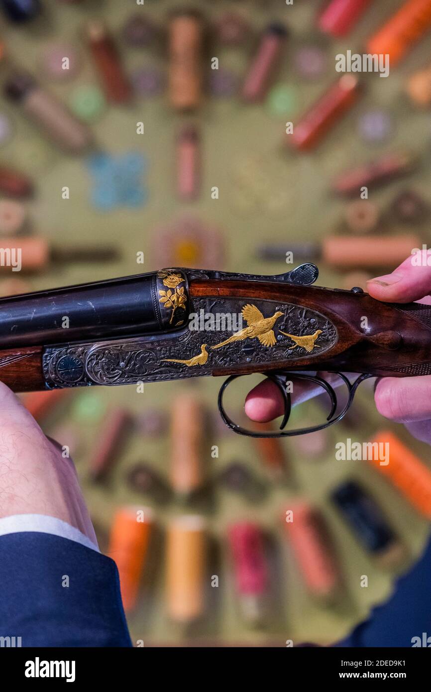 London, Großbritannien. November 2020. Eine von einem sehr feinen Paar von Ken Hunt dekoriert 12-Bohrung selbstöffnende Seitenschieberpistolen von J. Purdey & Sons, no. 27397/8. est £35,000 - 55,000 - Preview of Bonhams’ Antique Arms, Modern Sporting Guns & Exceptional Firearms. Der Verkauf findet am 3. Dezember in Knightsbridge statt. Kredit: Guy Bell/Alamy Live Nachrichten Stockfoto