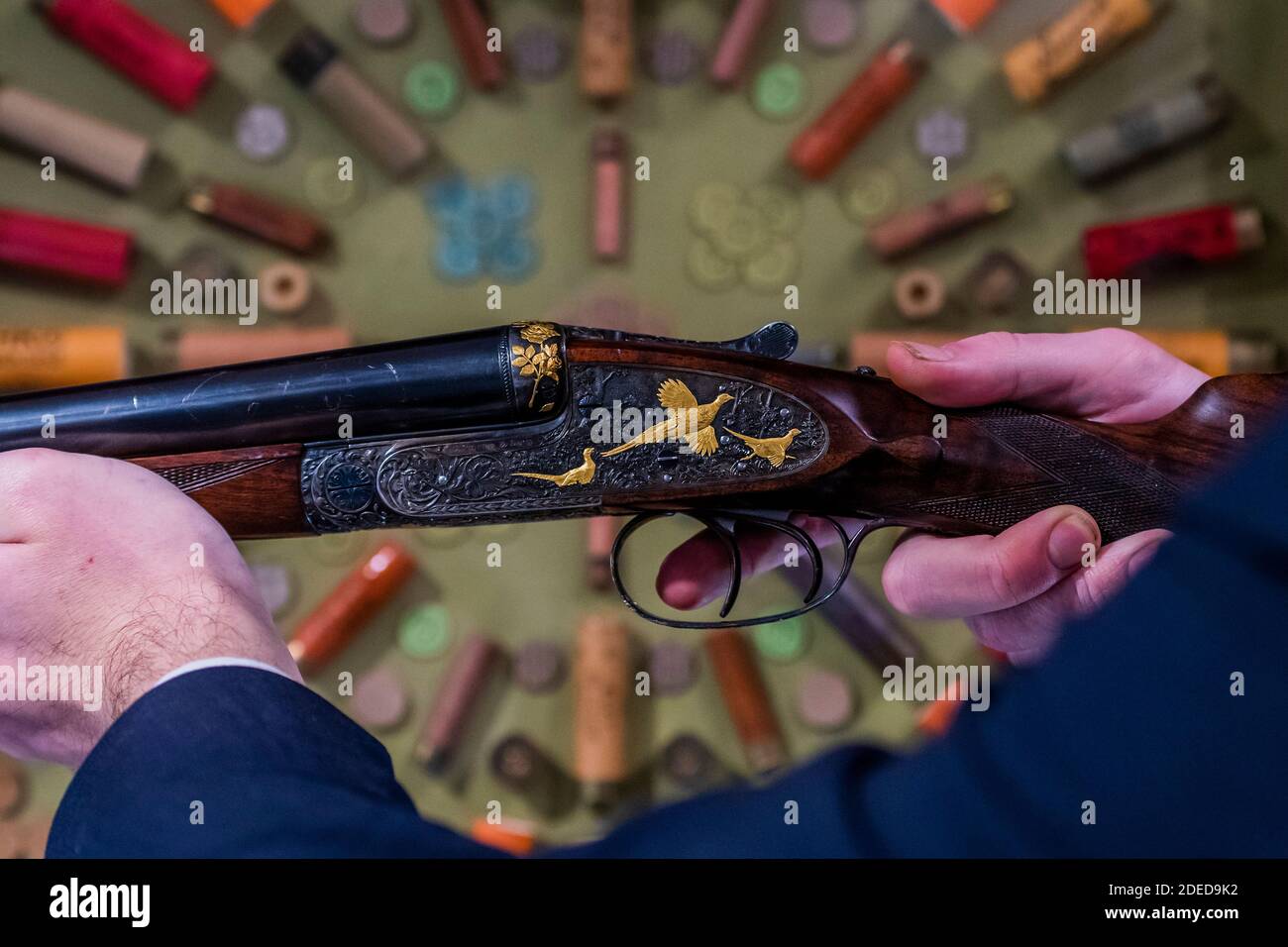 London, Großbritannien. November 2020. Eine von einem sehr feinen Paar von Ken Hunt dekoriert 12-Bohrung selbstöffnende Seitenschieberpistolen von J. Purdey & Sons, no. 27397/8. est £35,000 - 55,000 - Preview of Bonhams’ Antique Arms, Modern Sporting Guns & Exceptional Firearms. Der Verkauf findet am 3. Dezember in Knightsbridge statt. Kredit: Guy Bell/Alamy Live Nachrichten Stockfoto