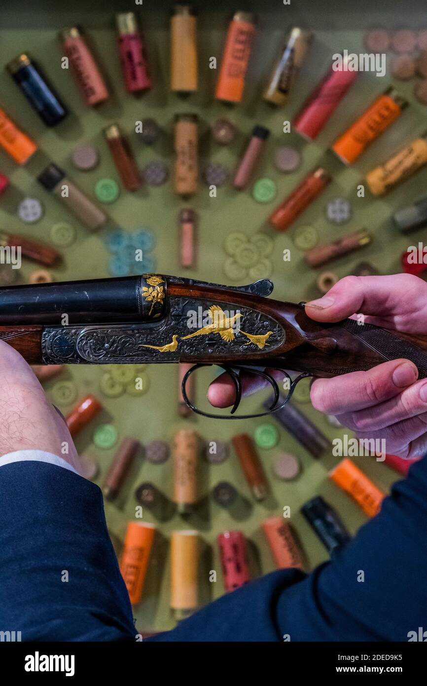 London, Großbritannien. November 2020. Eine von einem sehr feinen Paar von Ken Hunt dekoriert 12-Bohrung selbstöffnende Seitenschieberpistolen von J. Purdey & Sons, no. 27397/8. est £35,000 - 55,000 - Preview of Bonhams’ Antique Arms, Modern Sporting Guns & Exceptional Firearms. Der Verkauf findet am 3. Dezember in Knightsbridge statt. Kredit: Guy Bell/Alamy Live Nachrichten Stockfoto