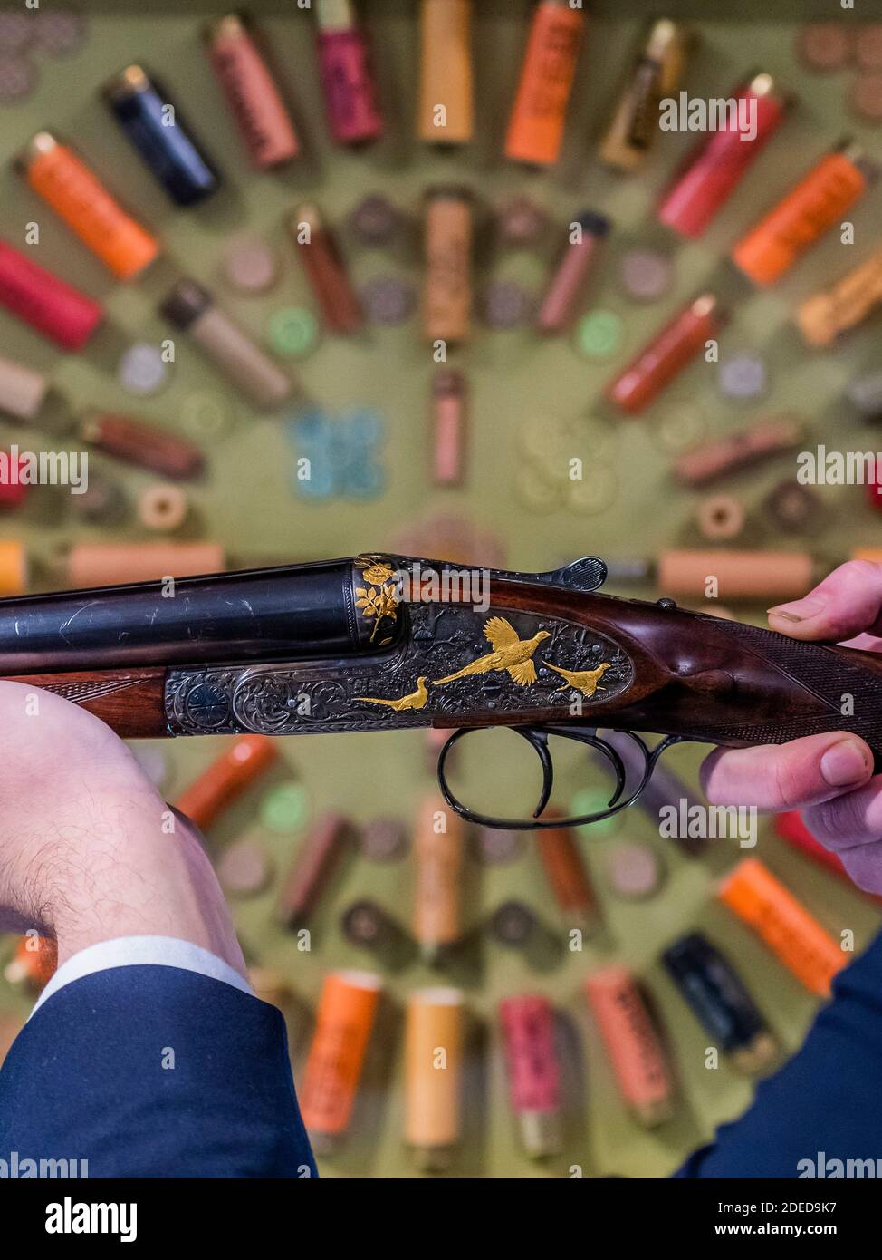 London, Großbritannien. November 2020. Eine von einem sehr feinen Paar von Ken Hunt dekoriert 12-Bohrung selbstöffnende Seitenschieberpistolen von J. Purdey & Sons, no. 27397/8. est £35,000 - 55,000 - Preview of Bonhams’ Antique Arms, Modern Sporting Guns & Exceptional Firearms. Der Verkauf findet am 3. Dezember in Knightsbridge statt. Kredit: Guy Bell/Alamy Live Nachrichten Stockfoto