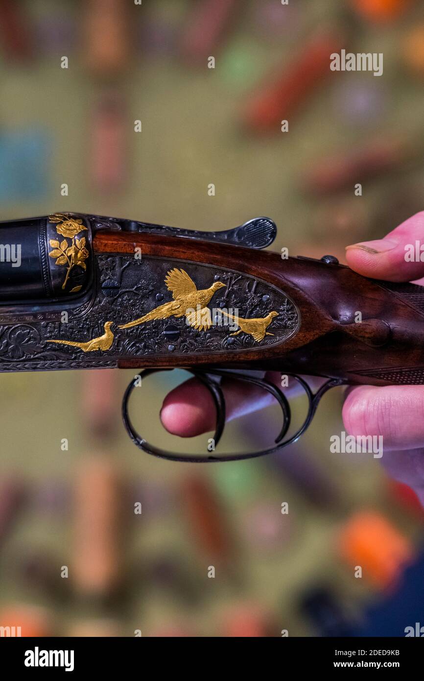 London, Großbritannien. November 2020. Eine von einem sehr feinen Paar von Ken Hunt dekoriert 12-Bohrung selbstöffnende Seitenschieberpistolen von J. Purdey & Sons, no. 27397/8. est £35,000 - 55,000 - Preview of Bonhams’ Antique Arms, Modern Sporting Guns & Exceptional Firearms. Der Verkauf findet am 3. Dezember in Knightsbridge statt. Kredit: Guy Bell/Alamy Live Nachrichten Stockfoto