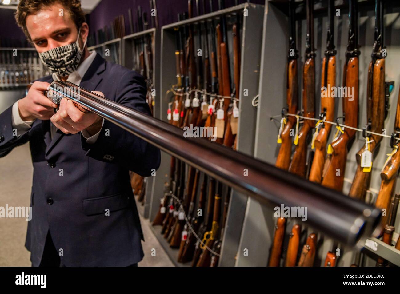 London, Großbritannien. November 2020. Eine von einem sehr feinen Paar von Ken Hunt dekoriert 12-Bohrung selbstöffnende Seitenschieberpistolen von J. Purdey & Sons, no. 27397/8. est £35,000 - 55,000 - Preview of Bonhams’ Antique Arms, Modern Sporting Guns & Exceptional Firearms. Der Verkauf findet am 3. Dezember in Knightsbridge statt. Kredit: Guy Bell/Alamy Live Nachrichten Stockfoto