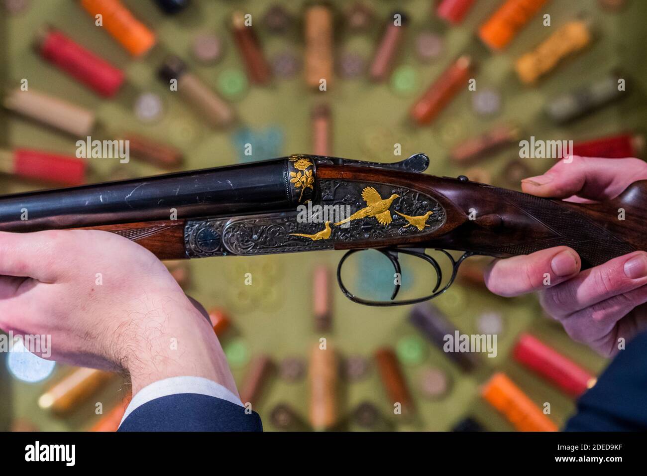 London, Großbritannien. November 2020. Eine von einem sehr feinen Paar von Ken Hunt dekoriert 12-Bohrung selbstöffnende Seitenschieberpistolen von J. Purdey & Sons, no. 27397/8. est £35,000 - 55,000 - Preview of Bonhams’ Antique Arms, Modern Sporting Guns & Exceptional Firearms. Der Verkauf findet am 3. Dezember in Knightsbridge statt. Kredit: Guy Bell/Alamy Live Nachrichten Stockfoto