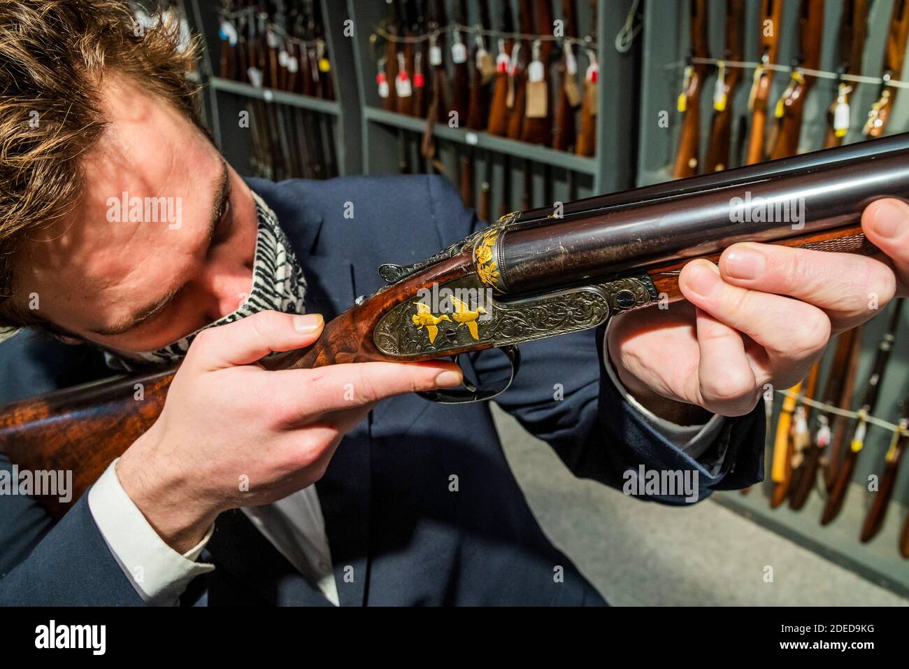 London, Großbritannien. November 2020. Eine von einem sehr feinen Paar von Ken Hunt dekoriert 12-Bohrung selbstöffnende Seitenschieberpistolen von J. Purdey & Sons, no. 27397/8. est £35,000 - 55,000 - Preview of Bonhams’ Antique Arms, Modern Sporting Guns & Exceptional Firearms. Der Verkauf findet am 3. Dezember in Knightsbridge statt. Kredit: Guy Bell/Alamy Live Nachrichten Stockfoto