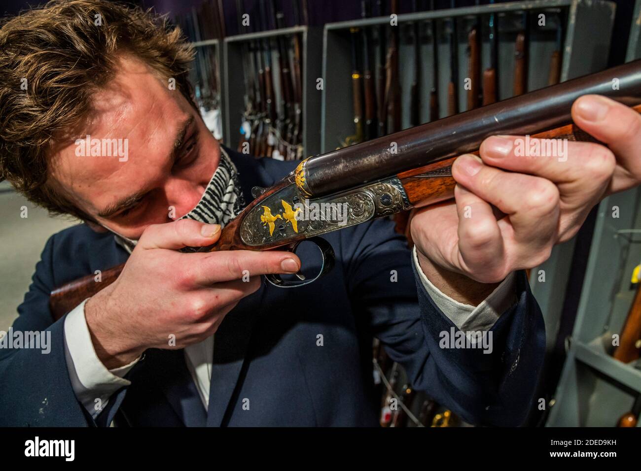 London, Großbritannien. November 2020. Eine von einem sehr feinen Paar von Ken Hunt dekoriert 12-Bohrung selbstöffnende Seitenschieberpistolen von J. Purdey & Sons, no. 27397/8. est £35,000 - 55,000 - Preview of Bonhams’ Antique Arms, Modern Sporting Guns & Exceptional Firearms. Der Verkauf findet am 3. Dezember in Knightsbridge statt. Kredit: Guy Bell/Alamy Live Nachrichten Stockfoto