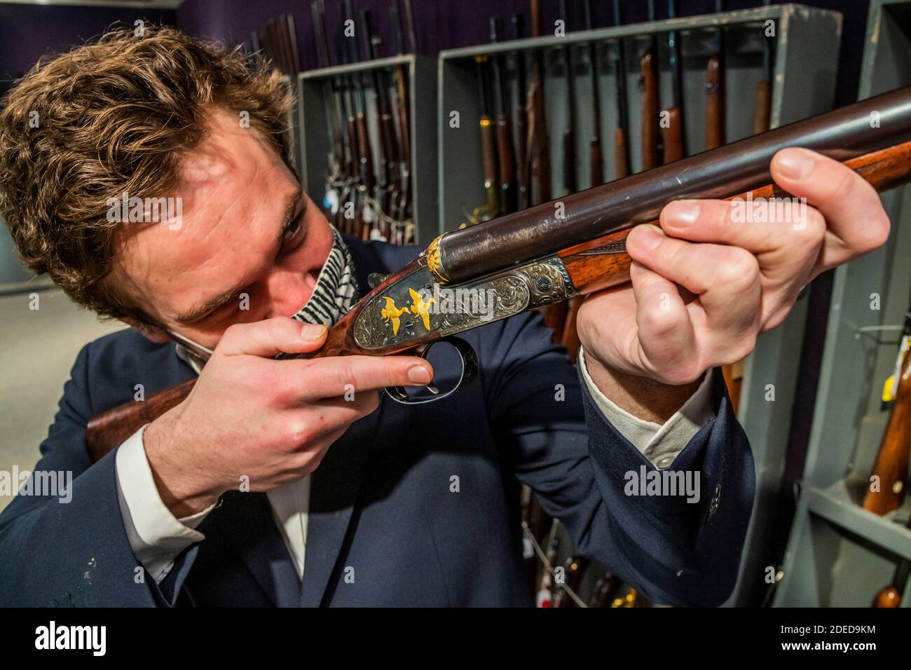 London, Großbritannien. November 2020. Eine von einem sehr feinen Paar von Ken Hunt dekoriert 12-Bohrung selbstöffnende Seitenschieberpistolen von J. Purdey & Sons, no. 27397/8. est £35,000 - 55,000 - Preview of Bonhams’ Antique Arms, Modern Sporting Guns & Exceptional Firearms. Der Verkauf findet am 3. Dezember in Knightsbridge statt. Kredit: Guy Bell/Alamy Live Nachrichten Stockfoto