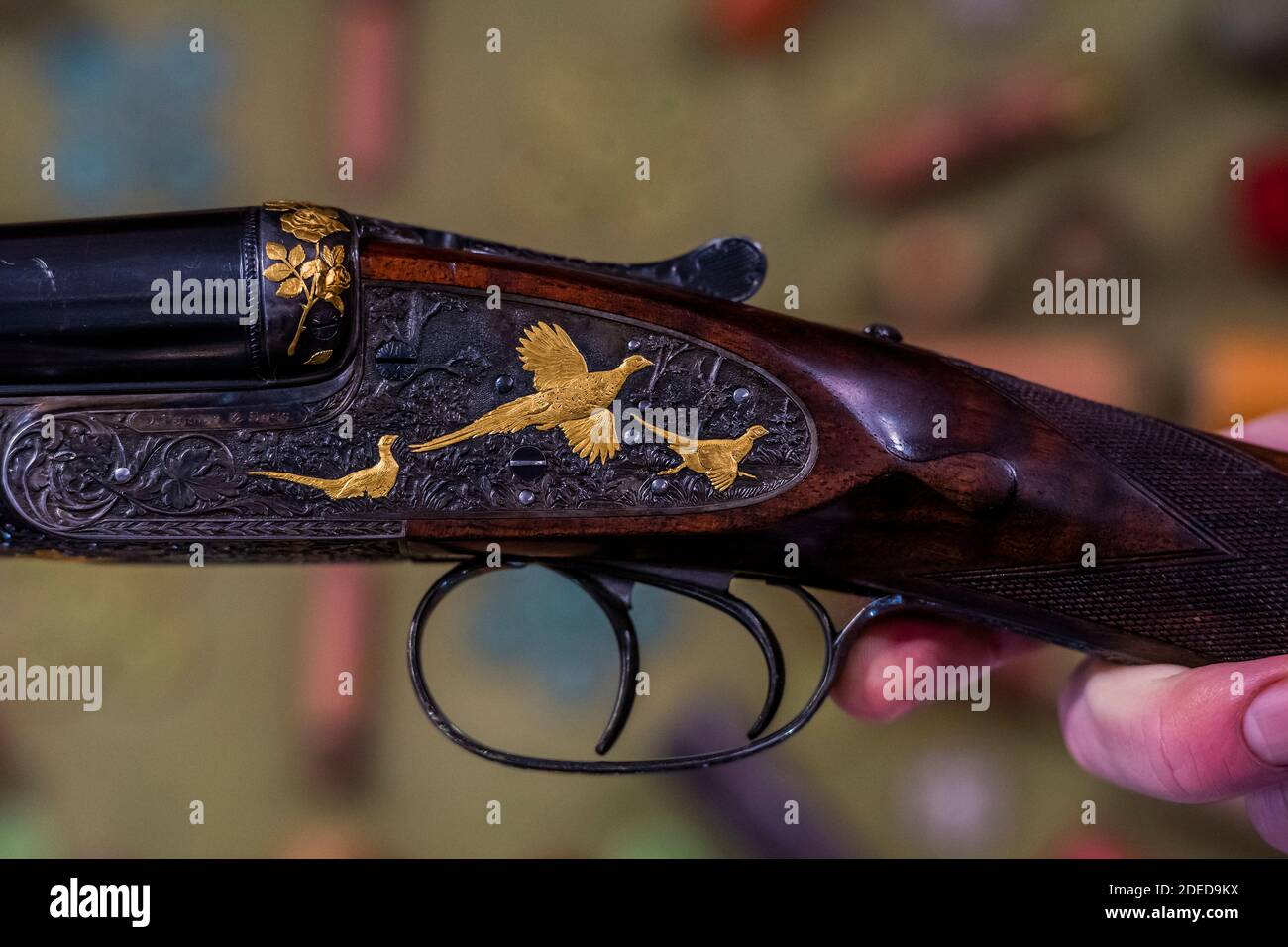 London, Großbritannien. November 2020. Eine von einem sehr feinen Paar von Ken Hunt dekoriert 12-Bohrung selbstöffnende Seitenschieberpistolen von J. Purdey & Sons, no. 27397/8. est £35,000 - 55,000 - Preview of Bonhams’ Antique Arms, Modern Sporting Guns & Exceptional Firearms. Der Verkauf findet am 3. Dezember in Knightsbridge statt. Kredit: Guy Bell/Alamy Live Nachrichten Stockfoto