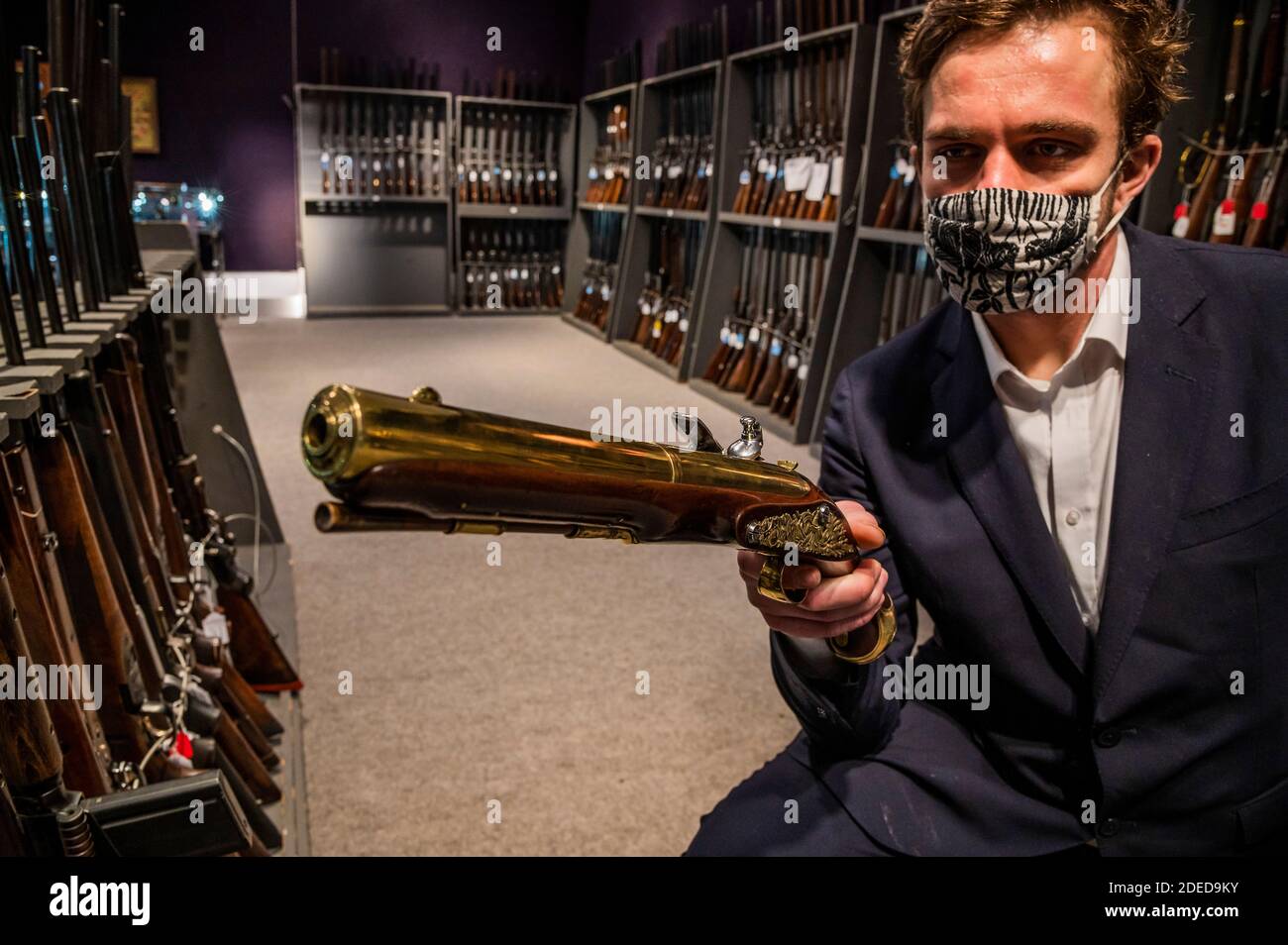 London, Großbritannien. November 2020. Eine von einem außergewöhnlichen Paar 'Flintlock' Repeating Air Pistols aus Blair Castle, Schottland, von Edward Bate, London, um 1770, est £20,000 - 30,000 - Preview of Bonhams' Antique Arms, Modern Sporting Guns & Exceptional Firearms. Der Verkauf findet am 3. Dezember in Knightsbridge statt. Kredit: Guy Bell/Alamy Live Nachrichten Stockfoto