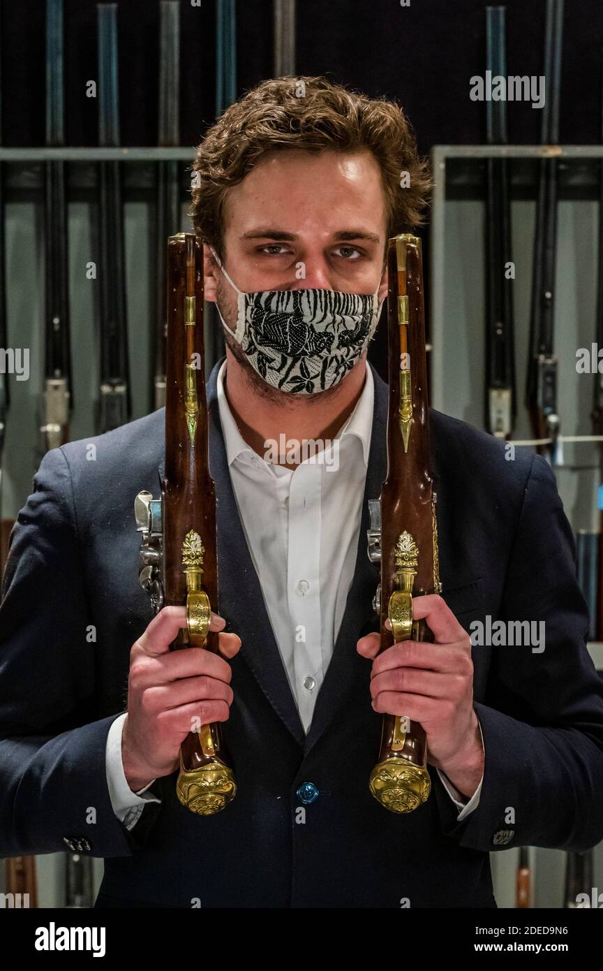 London, Großbritannien. November 2020. Eine von einem außergewöhnlichen Paar 'Flintlock' Repeating Air Pistols aus Blair Castle, Schottland, von Edward Bate, London, um 1770, est £20,000 - 30,000 - Preview of Bonhams' Antique Arms, Modern Sporting Guns & Exceptional Firearms. Der Verkauf findet am 3. Dezember in Knightsbridge statt. Kredit: Guy Bell/Alamy Live Nachrichten Stockfoto
