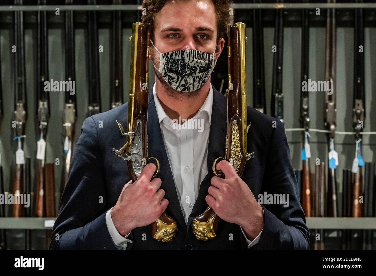 London, Großbritannien. November 2020. Eine von einem außergewöhnlichen Paar 'Flintlock' Repeating Air Pistols aus Blair Castle, Schottland, von Edward Bate, London, um 1770, est £20,000 - 30,000 - Preview of Bonhams' Antique Arms, Modern Sporting Guns & Exceptional Firearms. Der Verkauf findet am 3. Dezember in Knightsbridge statt. Kredit: Guy Bell/Alamy Live Nachrichten Stockfoto