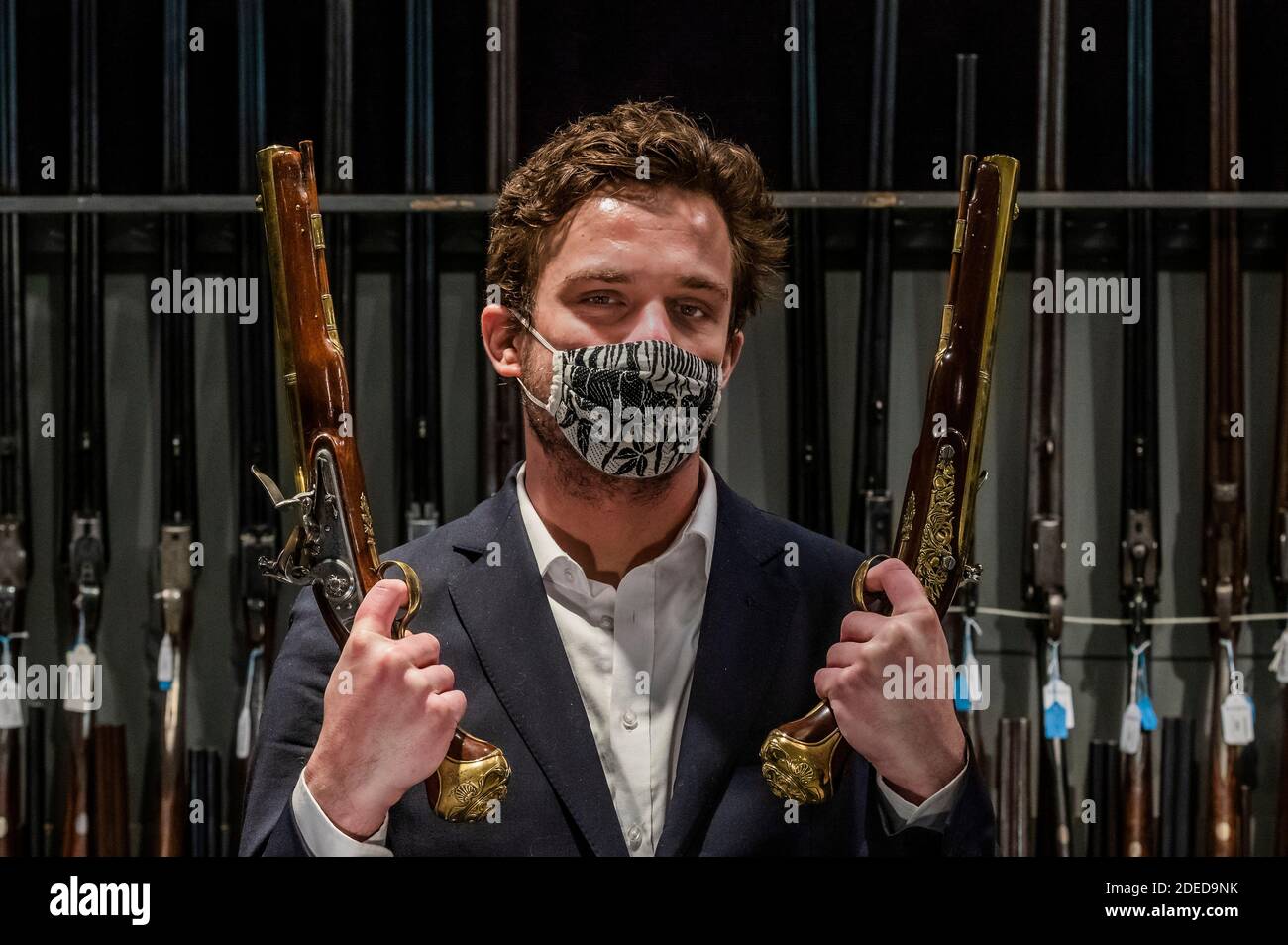 London, Großbritannien. November 2020. Eine von einem außergewöhnlichen Paar 'Flintlock' Repeating Air Pistols aus Blair Castle, Schottland, von Edward Bate, London, um 1770, est £20,000 - 30,000 - Preview of Bonhams' Antique Arms, Modern Sporting Guns & Exceptional Firearms. Der Verkauf findet am 3. Dezember in Knightsbridge statt. Kredit: Guy Bell/Alamy Live Nachrichten Stockfoto