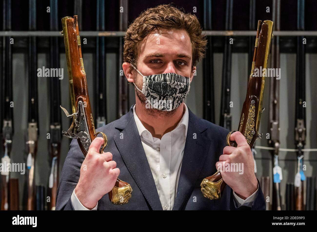 London, Großbritannien. November 2020. Eine von einem außergewöhnlichen Paar 'Flintlock' Repeating Air Pistols aus Blair Castle, Schottland, von Edward Bate, London, um 1770, est £20,000 - 30,000 - Preview of Bonhams' Antique Arms, Modern Sporting Guns & Exceptional Firearms. Der Verkauf findet am 3. Dezember in Knightsbridge statt. Kredit: Guy Bell/Alamy Live Nachrichten Stockfoto