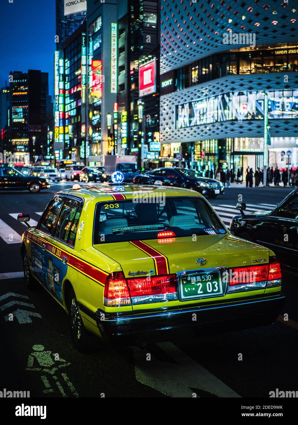 Tokio Taxis bei Nacht. Tokyo Taxi bei Nacht mit beleuchtetem Schild Stockfoto