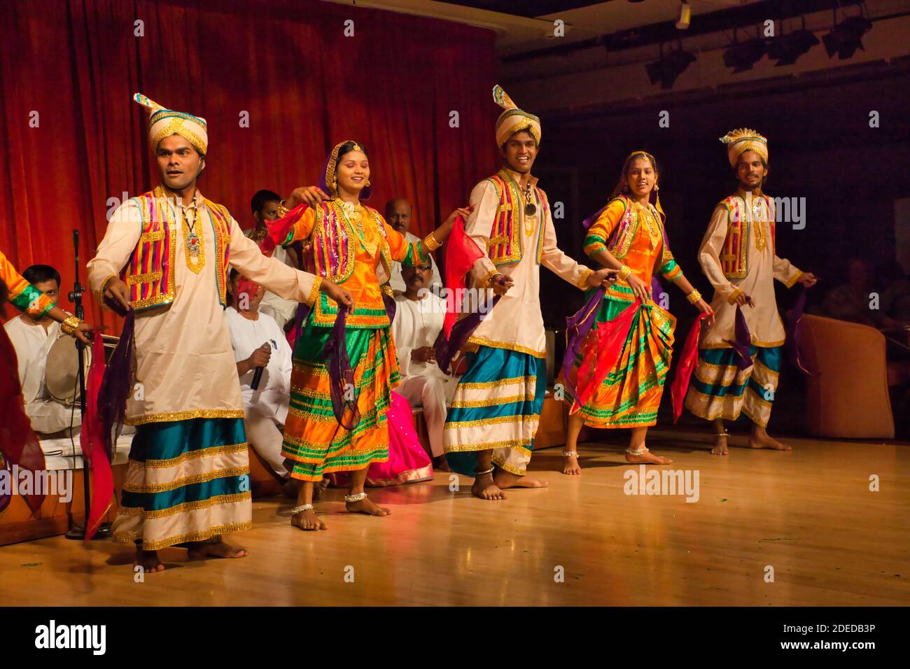 Eine Gruppe indischer Volkstänzer geben eine Tanzperformance in Mumbai, Indien Stockfoto