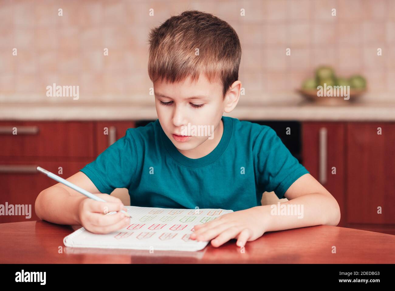Cute Schuljunge lernen Mathematik bei Hausaufgaben sitzen am Tisch in der Küche, dabei Entwicklung kreative Übungen Stockfoto