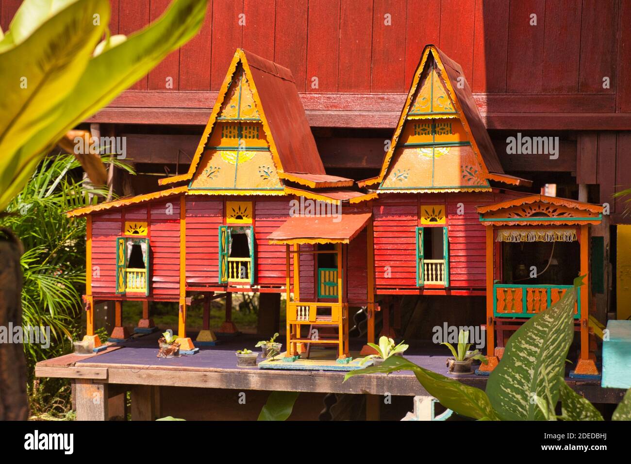 Ein Miniaturmodell eines typischen malaysischen Hauses mit spitzem Dach und Veranda auf der Vorderseite, in Malacca, Malaysia Stockfoto
