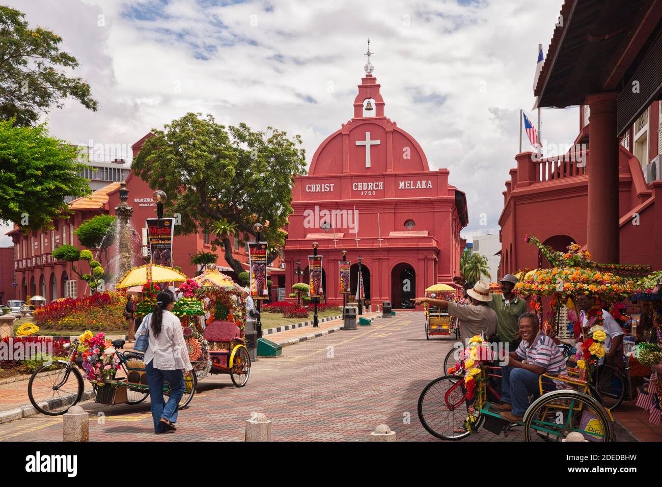 Die Hauptkirche in Malacca mit bunten dekorativen Pedal Trishaws auf der Straße vor. Malacca, Malaysia Stockfoto