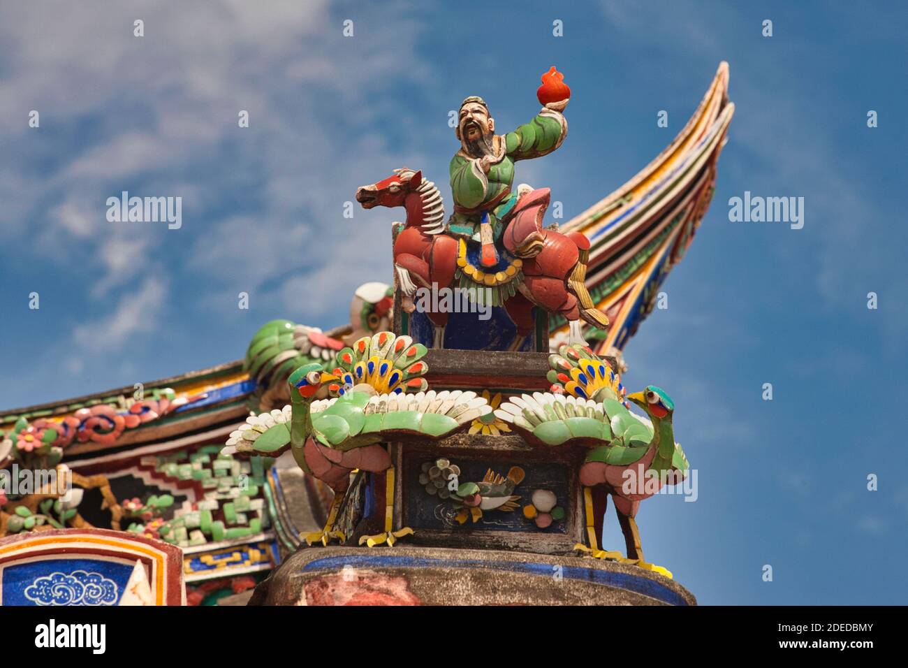 Ein Teil eines exquisiten, sehr dekorativen Teils des Daches eines chinesischen Tempels mit Figuren und Tieren, in Malacca, Malaysia Stockfoto