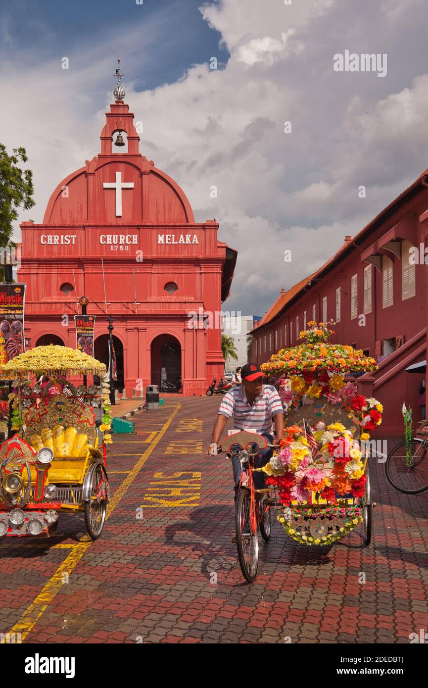 Die Hauptkirche in Malacca mit bunten dekorativen Pedal Trishaws auf der Straße vor. Malacca, Malaysia Stockfoto