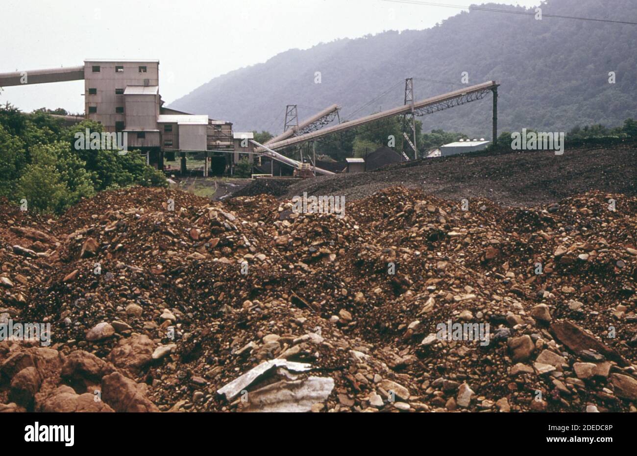 1970er Foto (1973) - der große Schlackenstapel im Vordergrund Wurde mit Schmutz bedeckt, um den Staub zu halten Im Valley Camp Kohleunternehmen Stockfoto