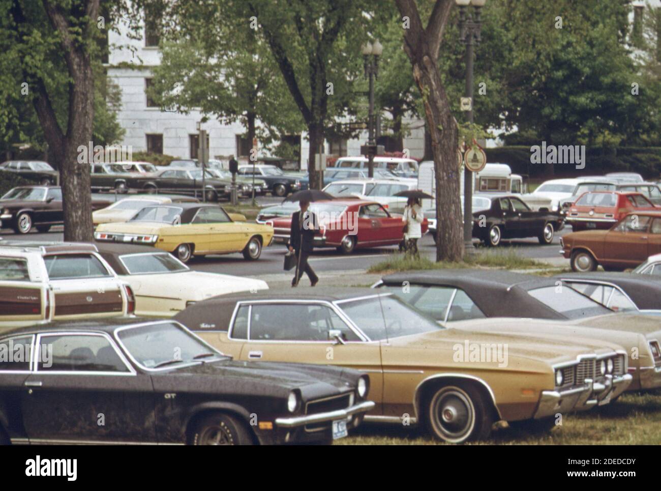'Rasen'; ''kein Parkplatz'' Zonen; Verkehr ''Inseln''; Busspuren und Bürgersteige gehörten zu den Plätzen, die Autofahrer während eines Busstreiks in Washington D.C. aneigneten; im Mai; 1974. Ca. 1974' Stockfoto