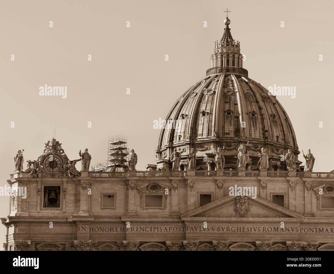 Oberer Teil der Renaissance-Stil päpstlichen Basilika St. Peter in der berühmten Vatikanstadt, Italien mit der höchsten Kuppel der Welt. Sepia-Ton Fotografie Stockfoto