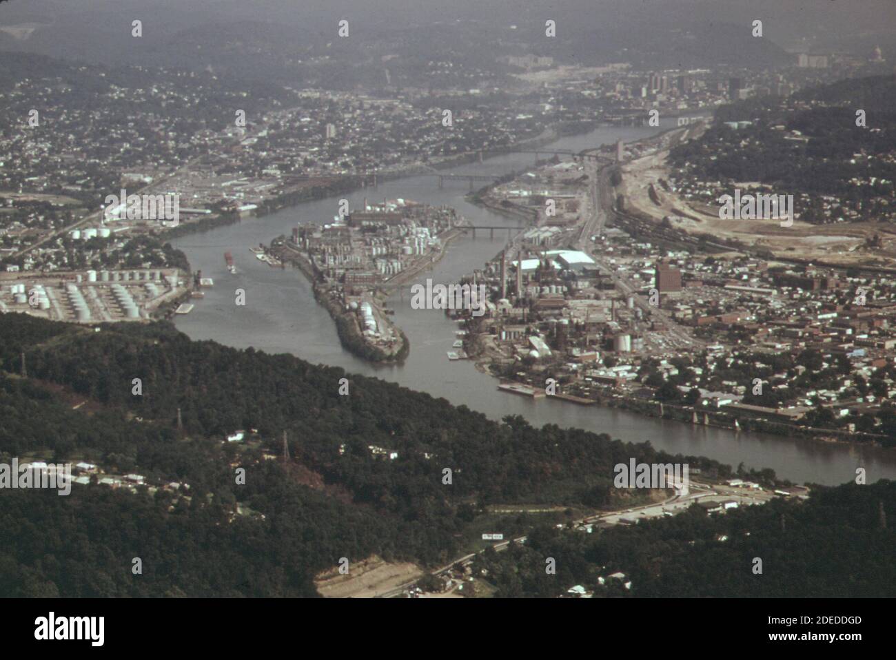 Foto aus den 1970er Jahren (1973) - South Charleston West Virginia (rechts) und Blaine's Island (Mitte). Im Hintergrund ist Charleston West Virginia Stockfoto