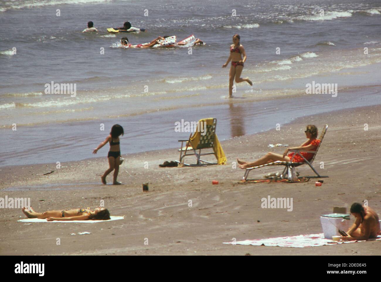 Foto der 1970er Jahre (1973) - Schwimmen im Golf von Mexiko von West Beach, Teil der langen Strecke der offenen Küste, die Galveston zu einem beliebten Golf Coast Resort macht Stockfoto