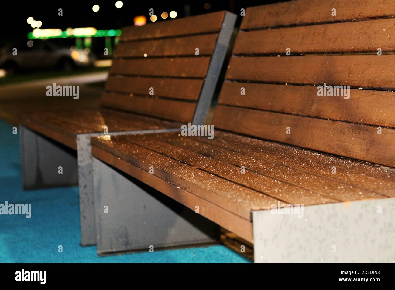 Holzbänke im Hof bedeckt mit Frost in der Nacht Stockfoto