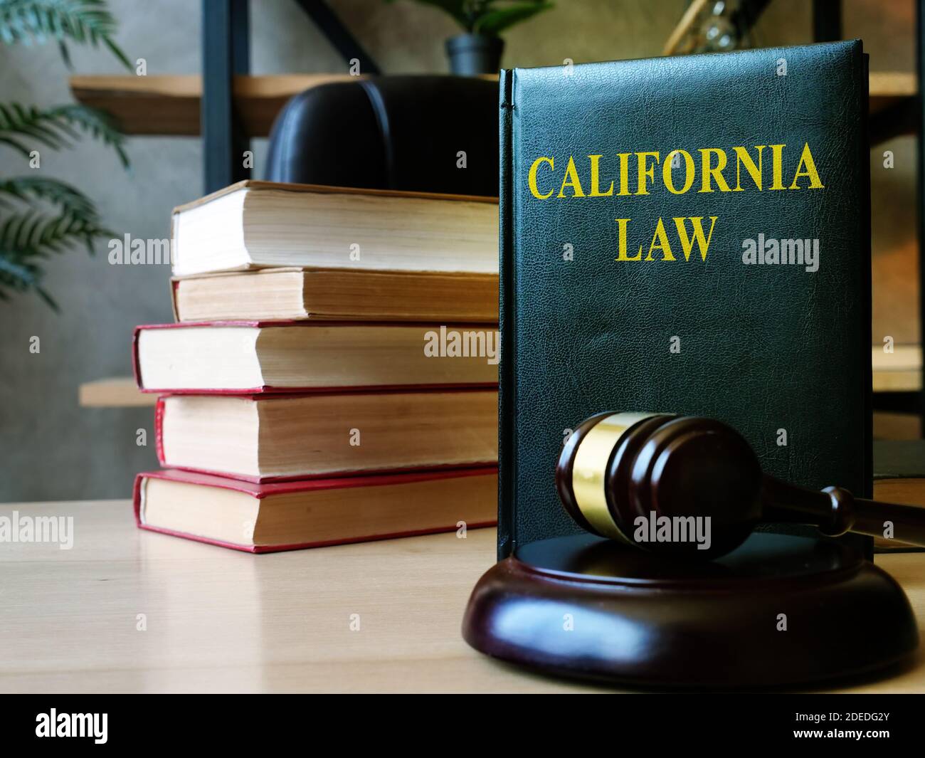 Kalifornisches Gesetz mit Gavel und Dokumentenstapel. Stockfoto