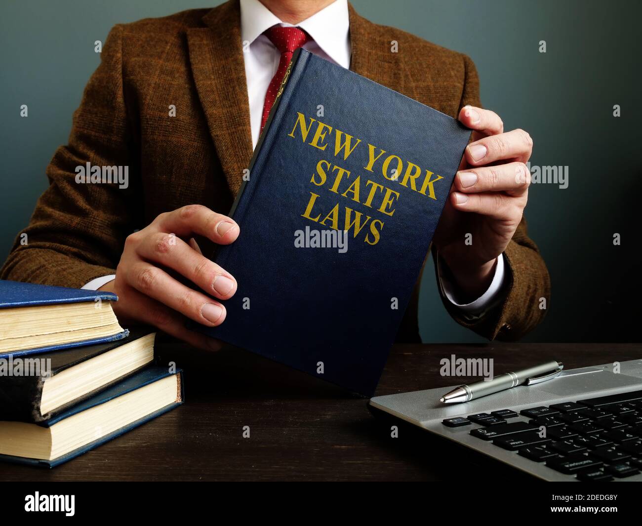 Rechtsanwalt zeigt New York State Law Buch. Stockfoto